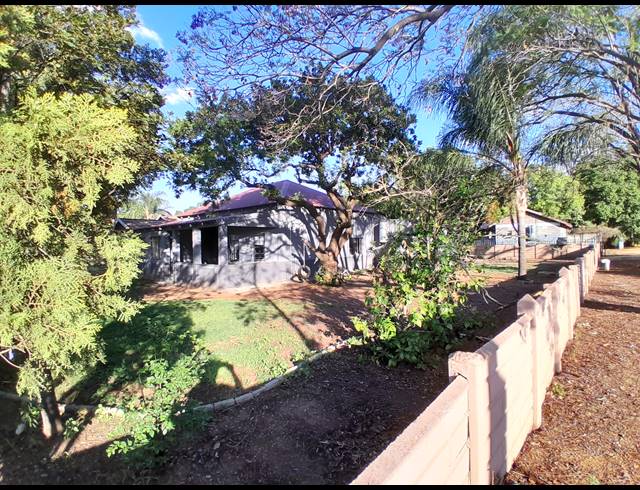 8 BEDROOM FREEHOLD FOR SALE IN BO-DORP